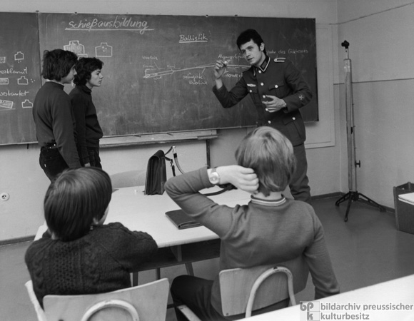 Theoretische Schießausbildung in einer Schule in der DDR, durchgeführt von einem Unteroffizier der NVA (1975)